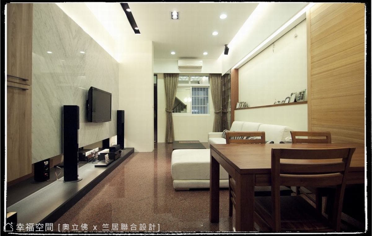 餐廳望向客廳