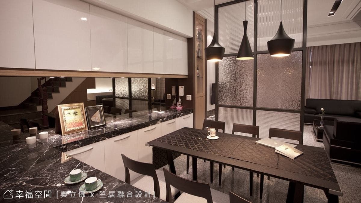 廚房望向餐廳
