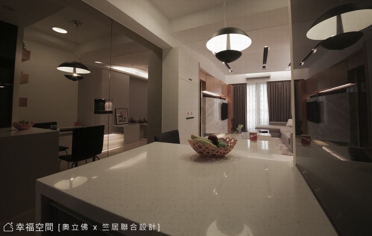 餐廳望向客廳