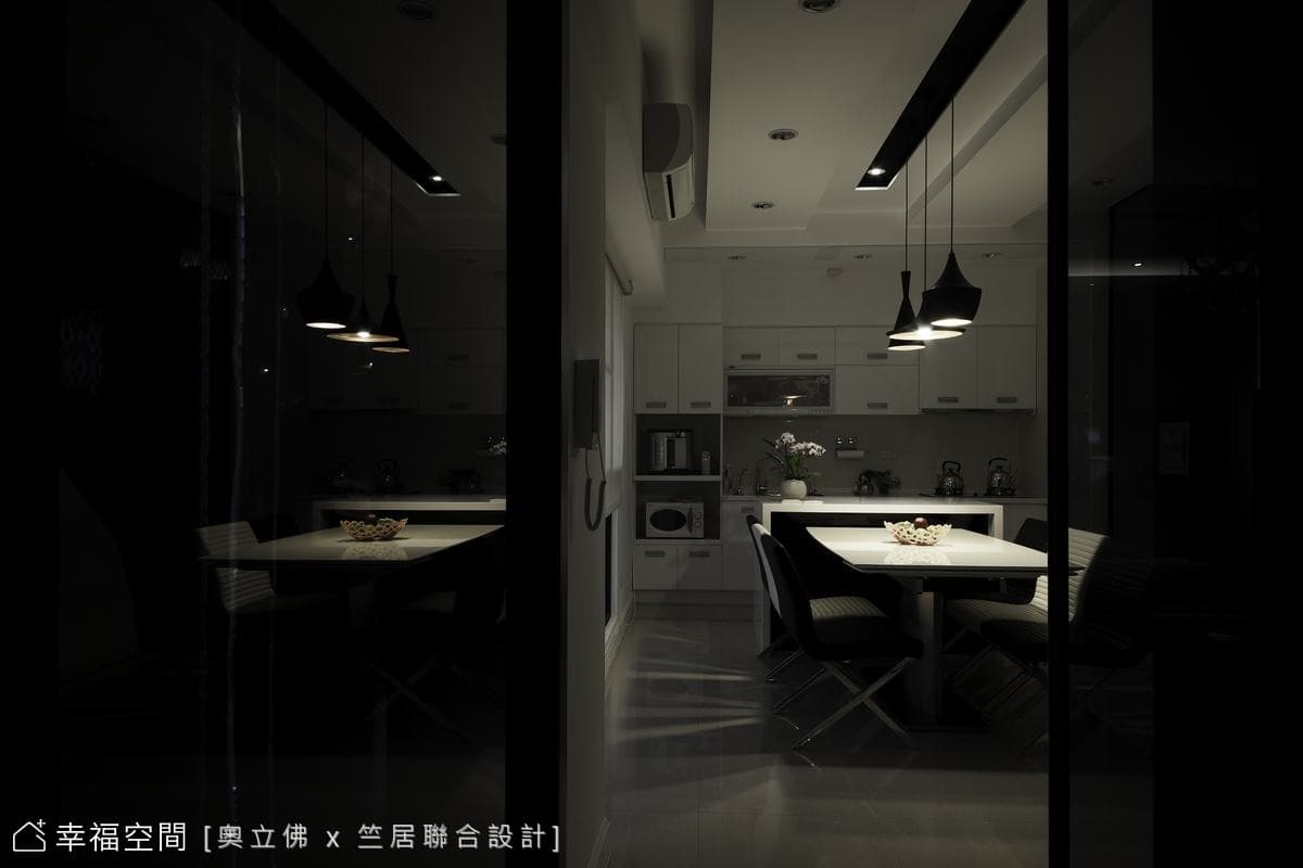 客廳望向餐廳