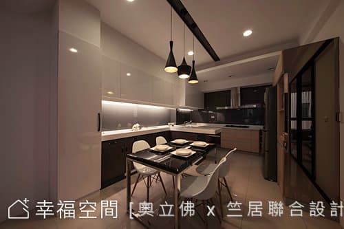 餐廳面向廚房