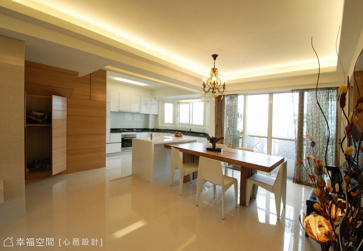 客廳望向餐廳