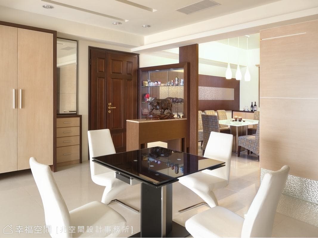 自起居區望向玄關及餐廳