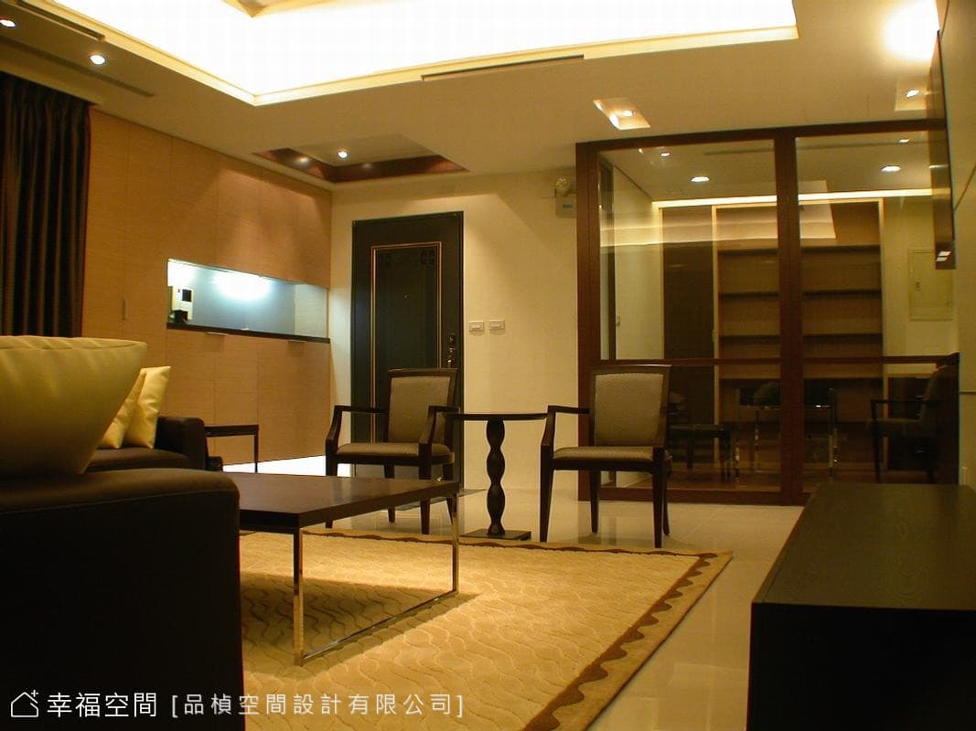 客廳望向玄關
