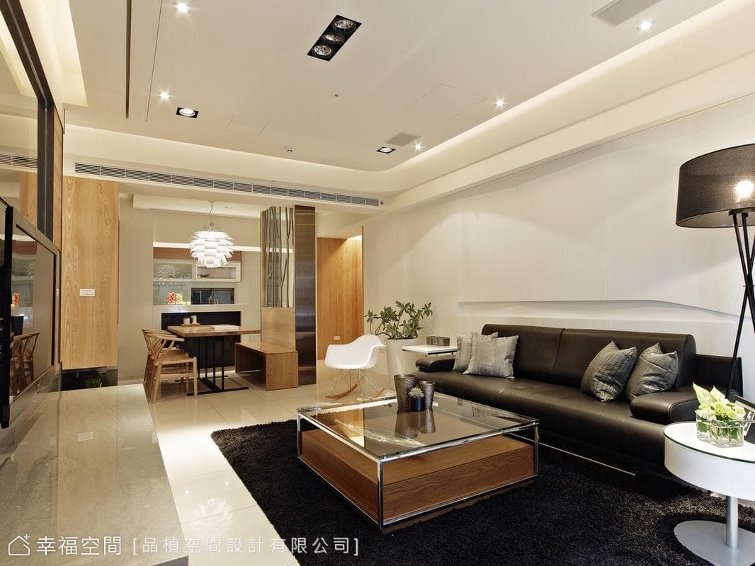 客廳望向餐廳