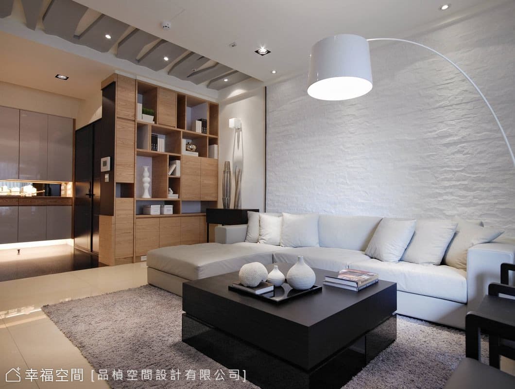 沙發背牆