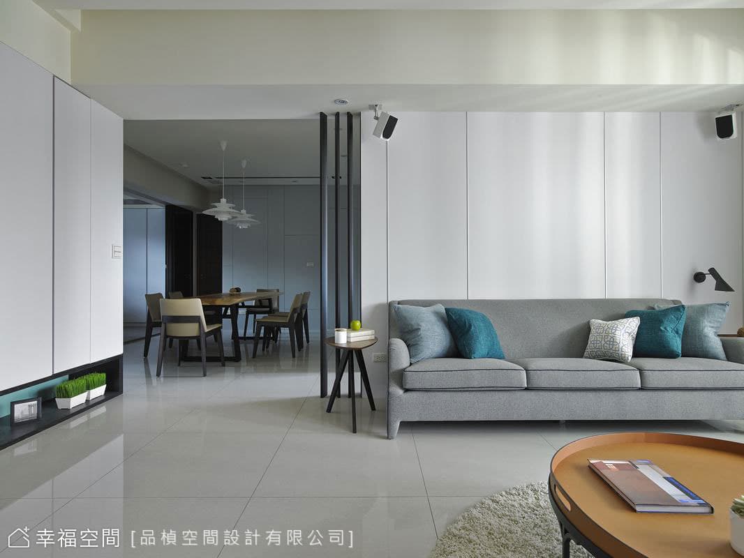 沙發背牆