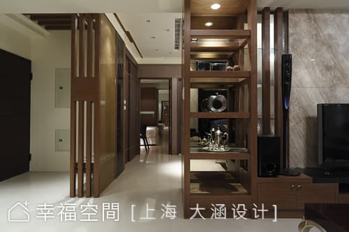 客廳望向玄關