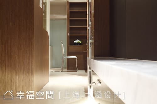 主臥睡眠區望向更衣室