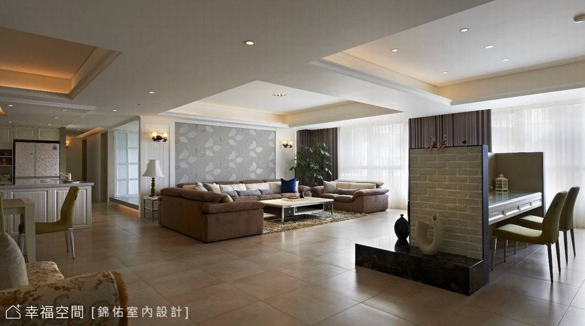 沙發背牆