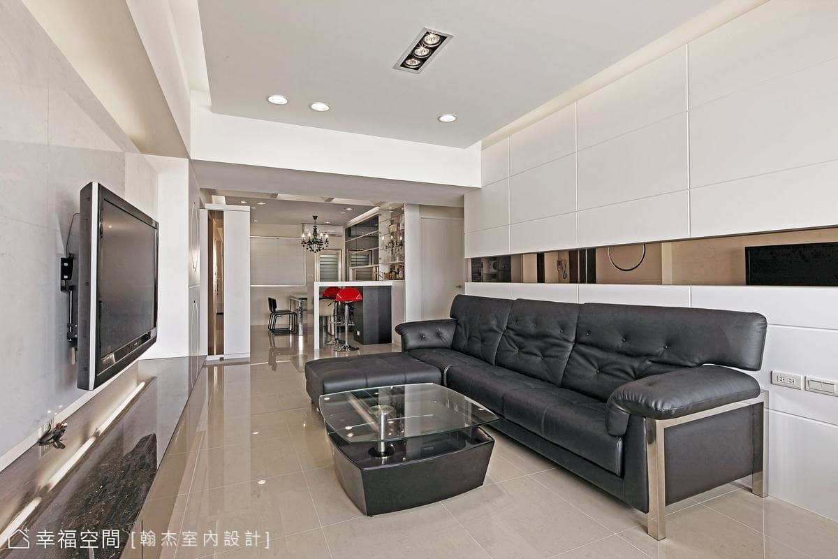 客廳望向餐廳