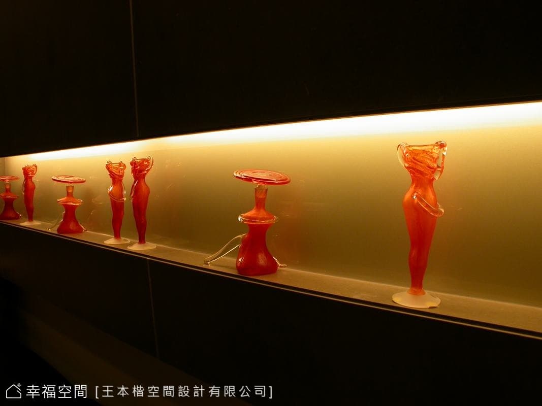 沙發背牆櫃體