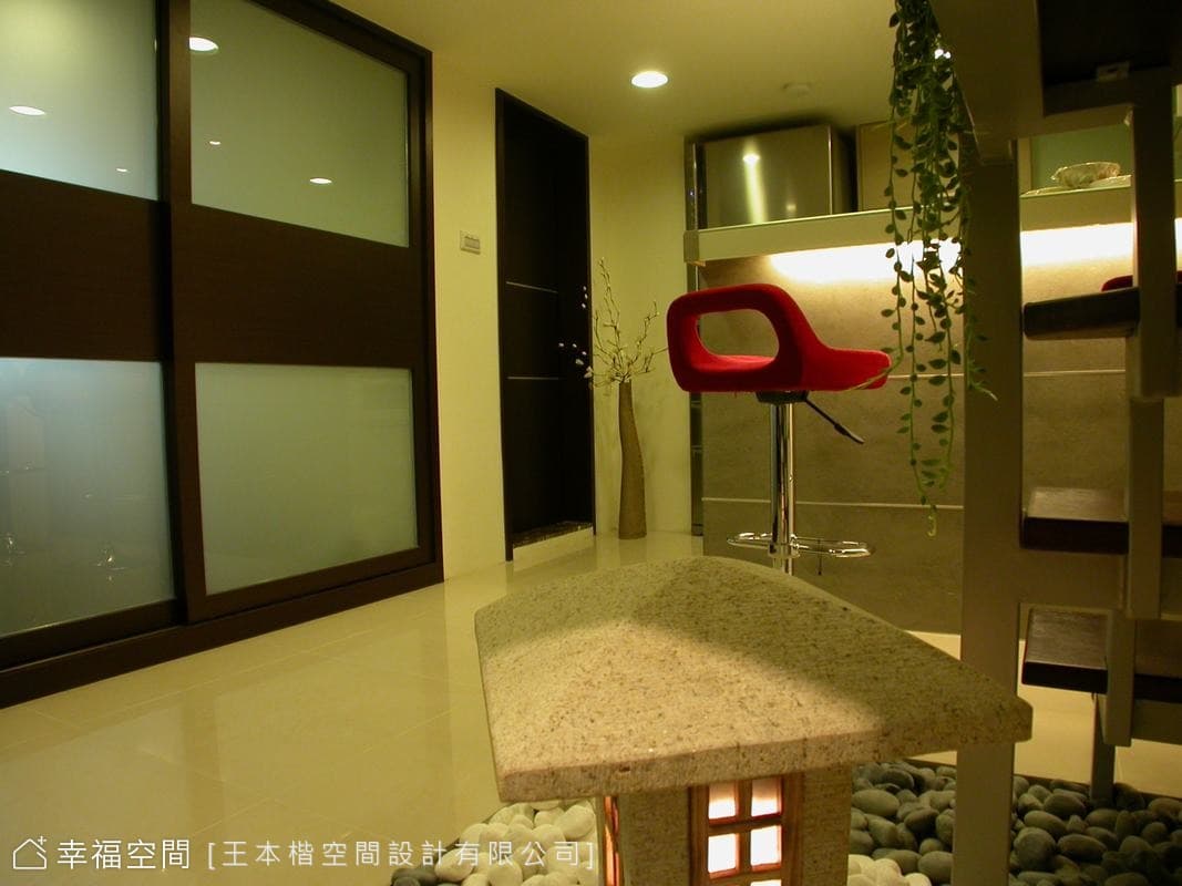 樓梯下方望向吧台
