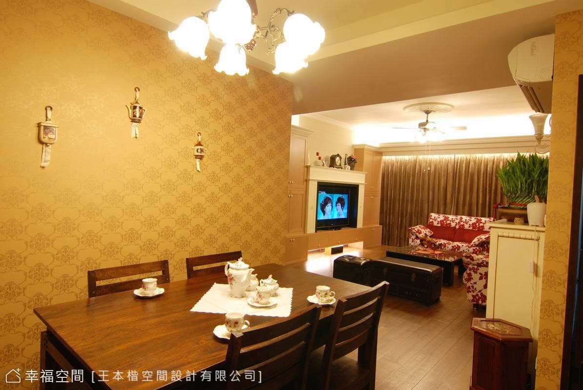 餐廳望向客廳