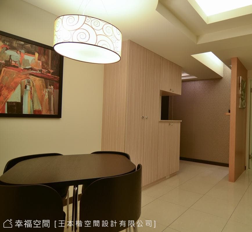餐廳望向玄關