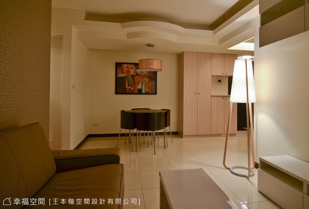 客廳望向餐廳