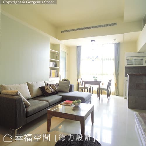 客廳望向餐廳