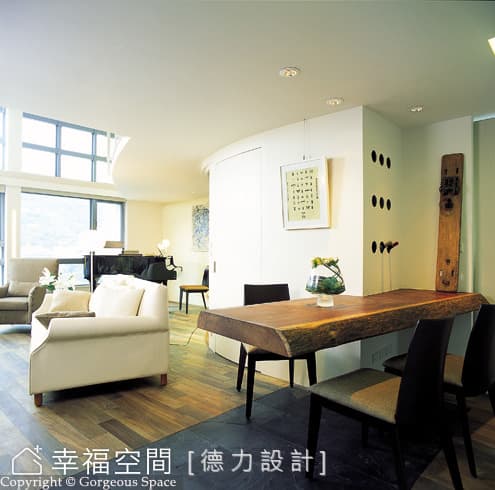 餐廳望向客廳