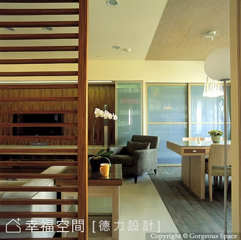 餐廳望向客廳