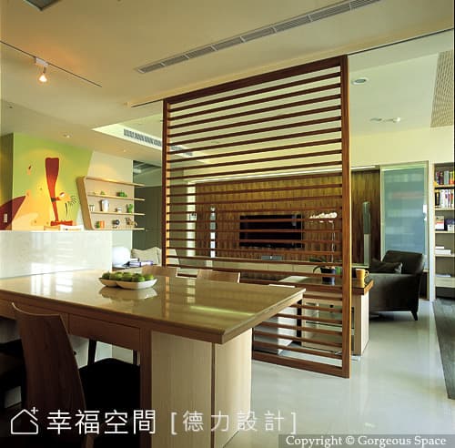 餐廳望向客廳