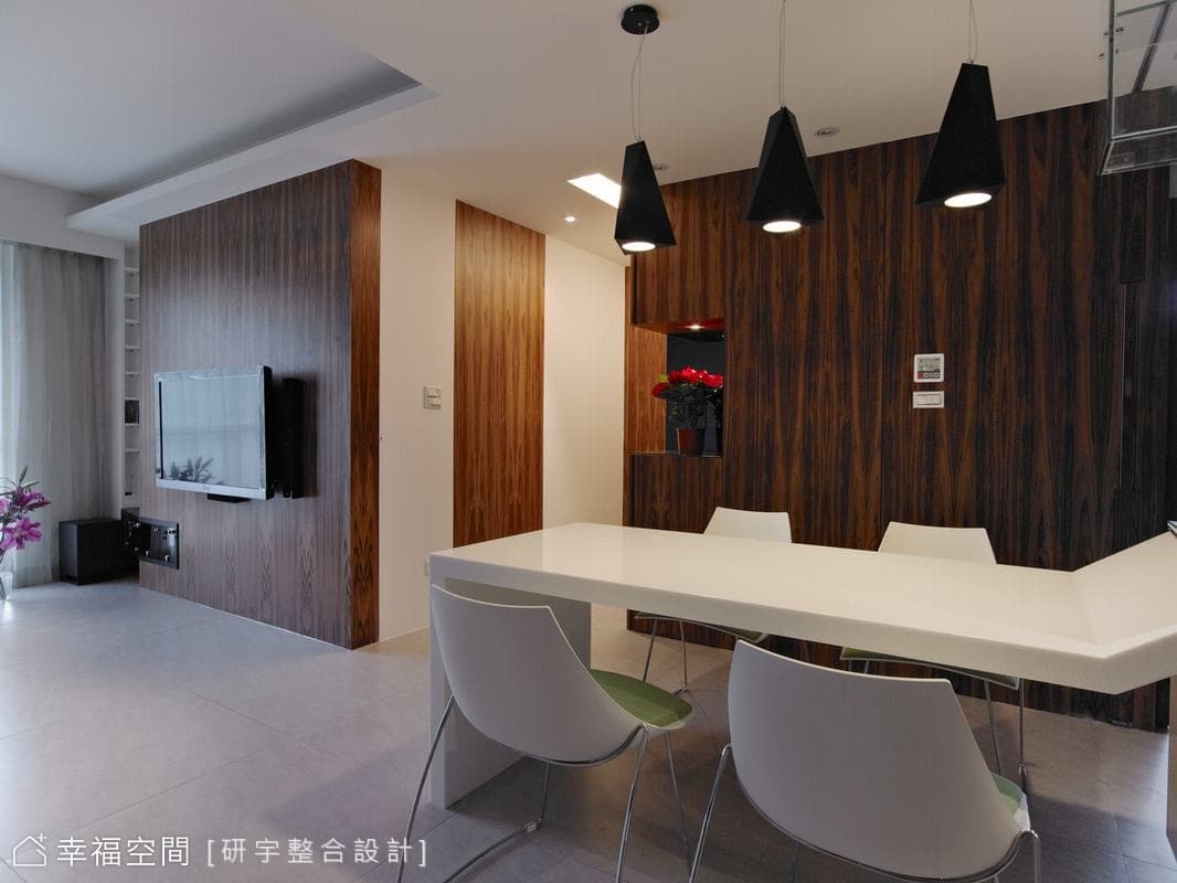 餐廳望向客廳