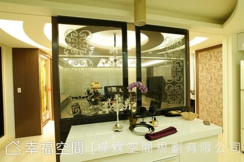 廚房望向餐廳