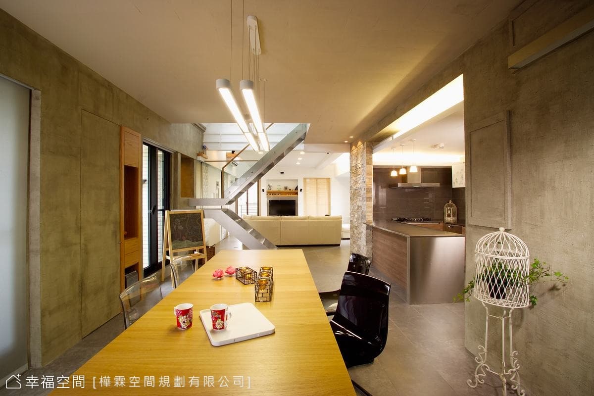 餐廳望向客廳