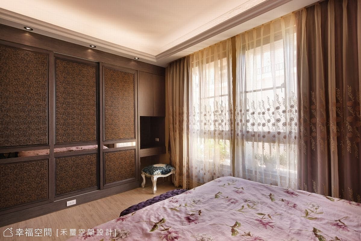 主臥床尾