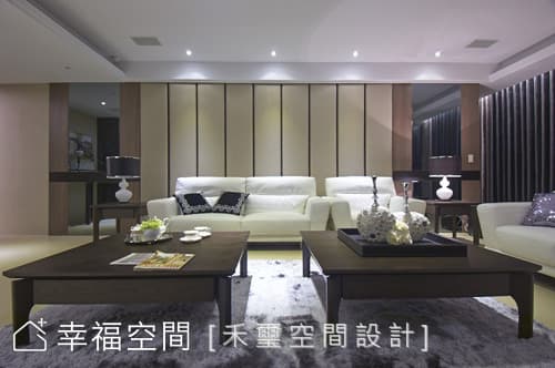 沙發背牆