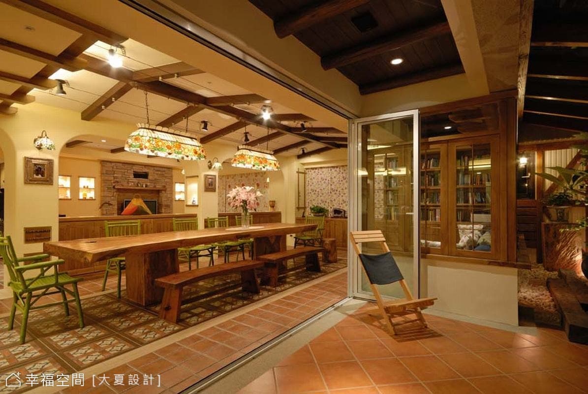 庭院望向餐廳