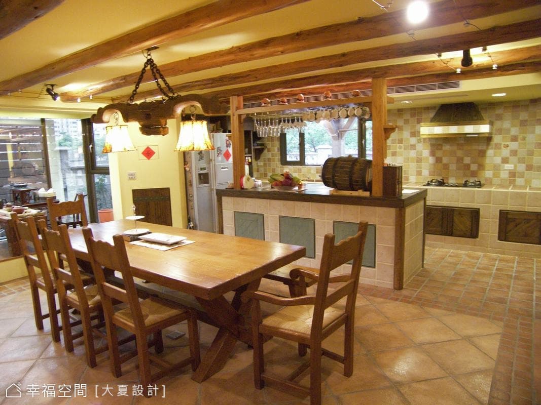 餐廳望向小陽台