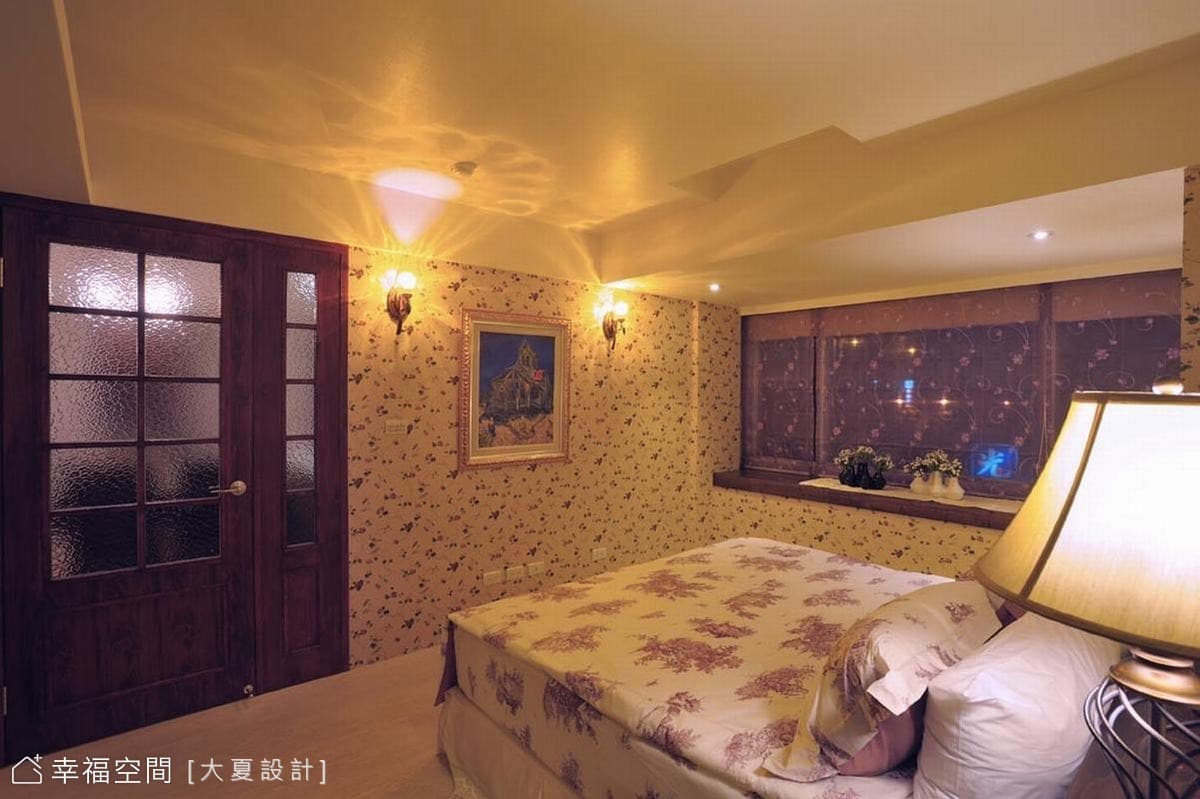主臥房望向窗
