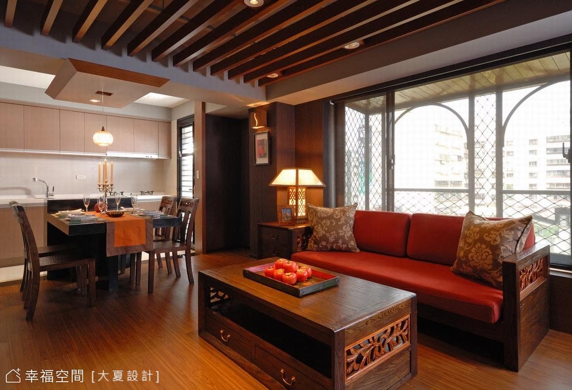 客廳面向餐廳