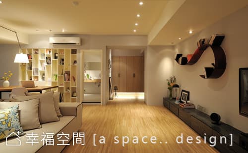 客廳望向玄關