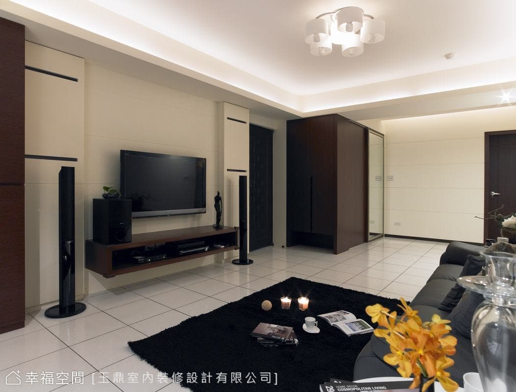 客廳望向玄關
