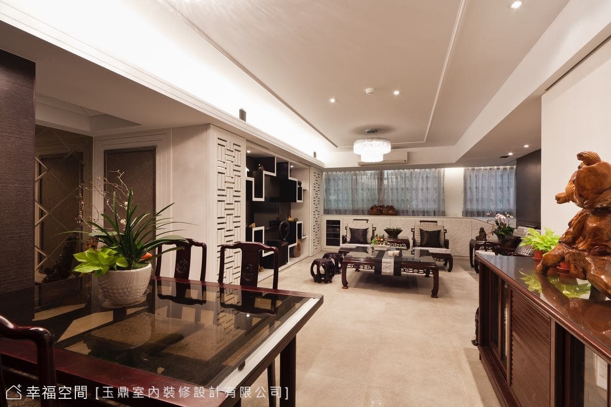 餐廳望向客廳