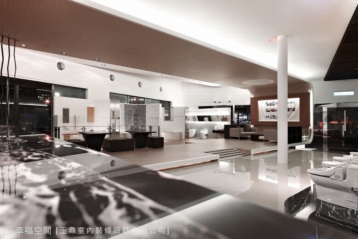 接待櫃檯望入內