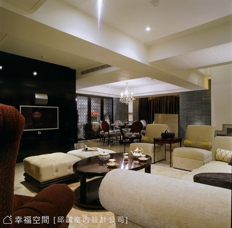客廳望向餐廳
