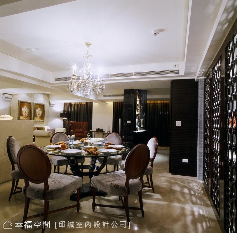 餐廳望向客廳