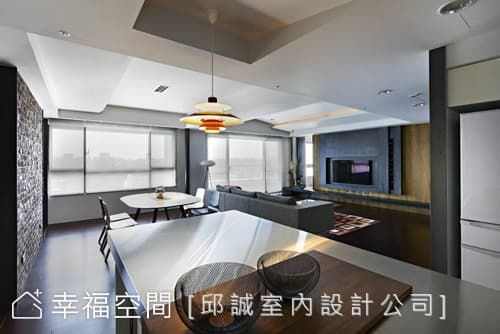 廚房望向餐廳