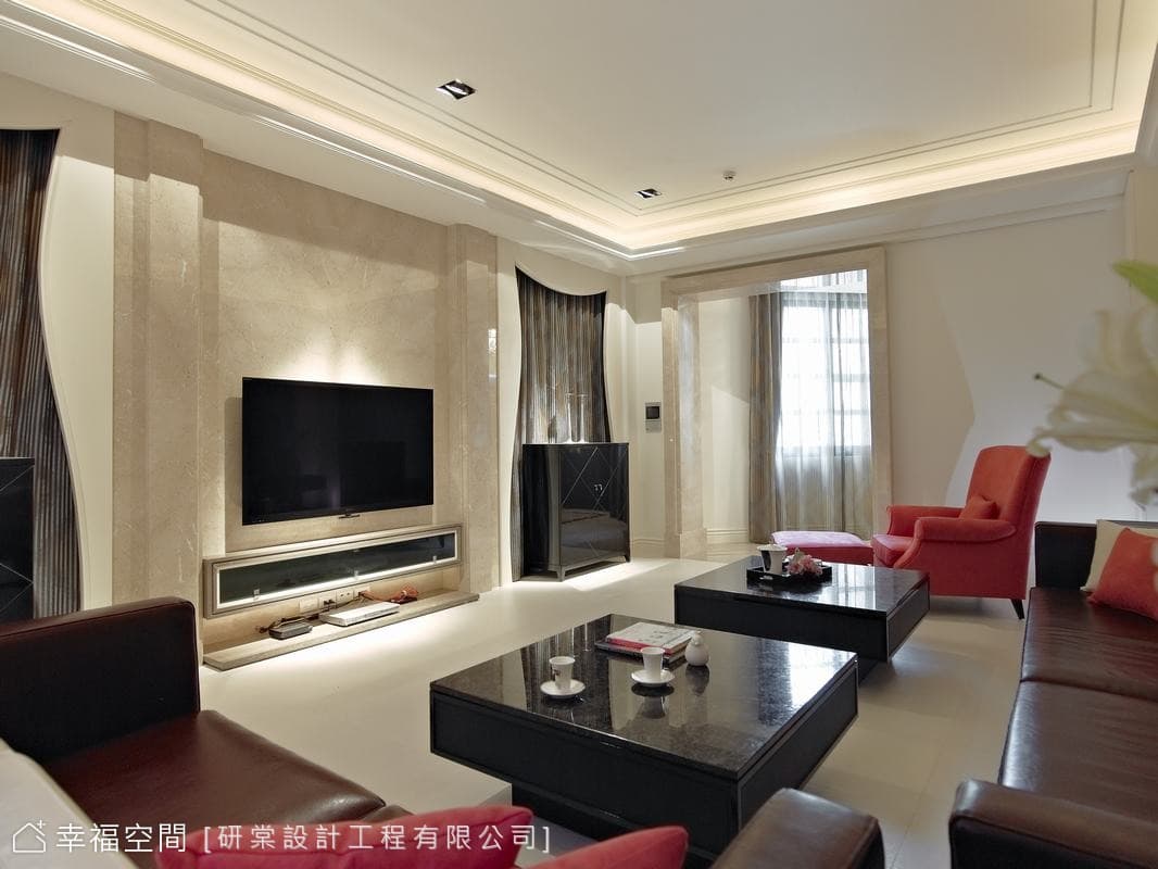 客廳望向玄關