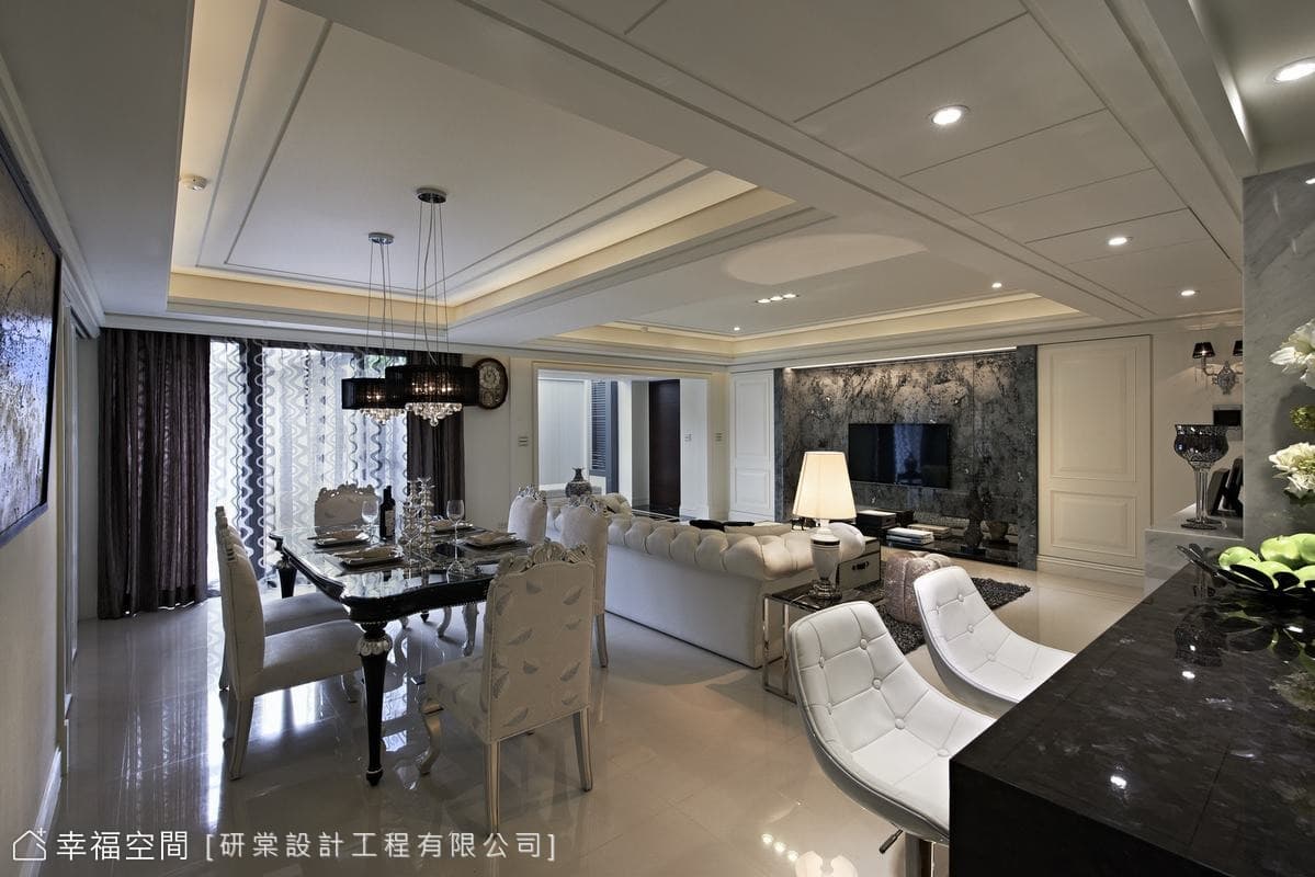 吧檯面向餐廳
