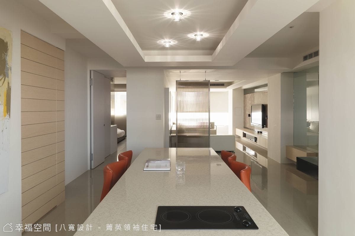 餐廳望向客廳