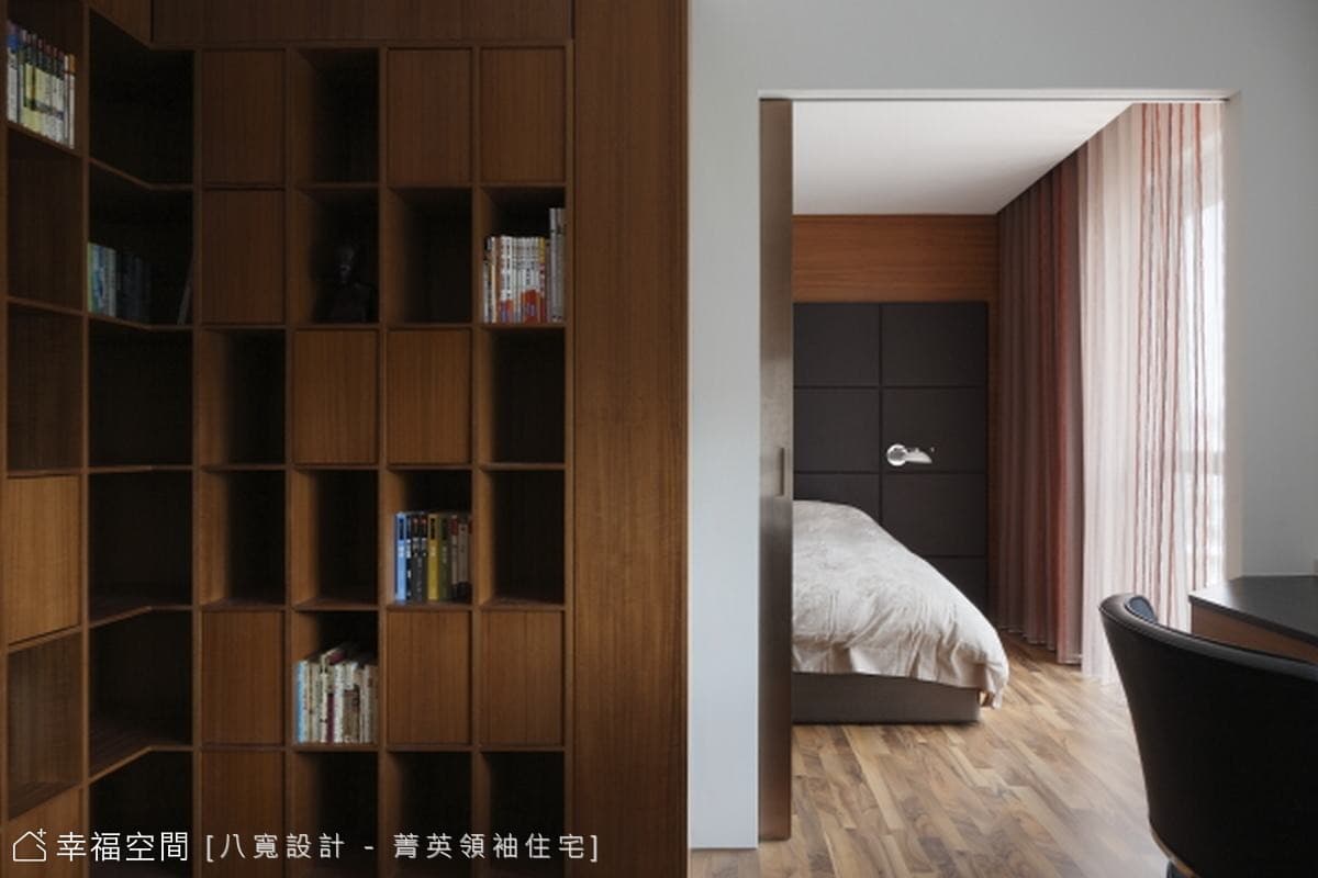 書房望向主臥
