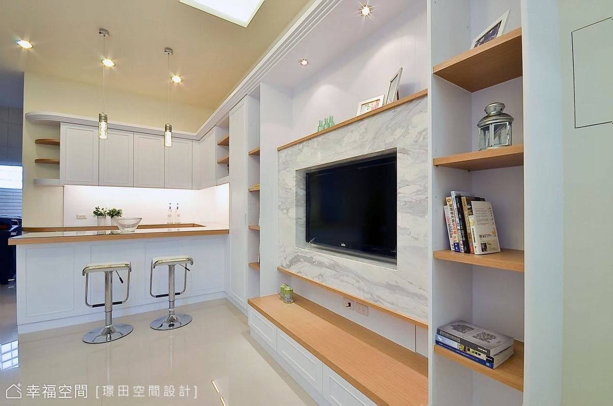 客廳望向餐廳