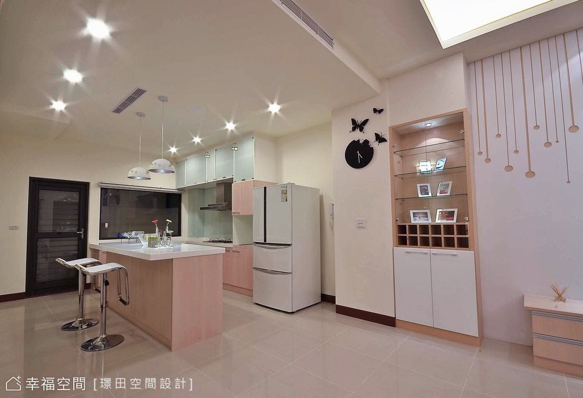 客廳望向餐廳
