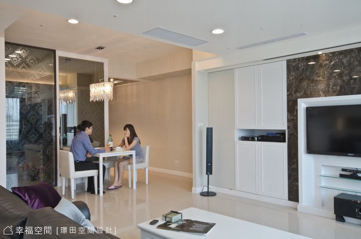 客廳望向餐廳