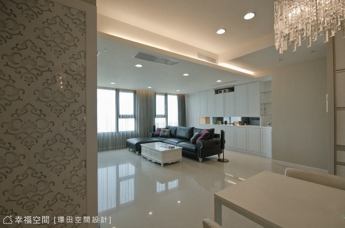 餐廳望向客廳