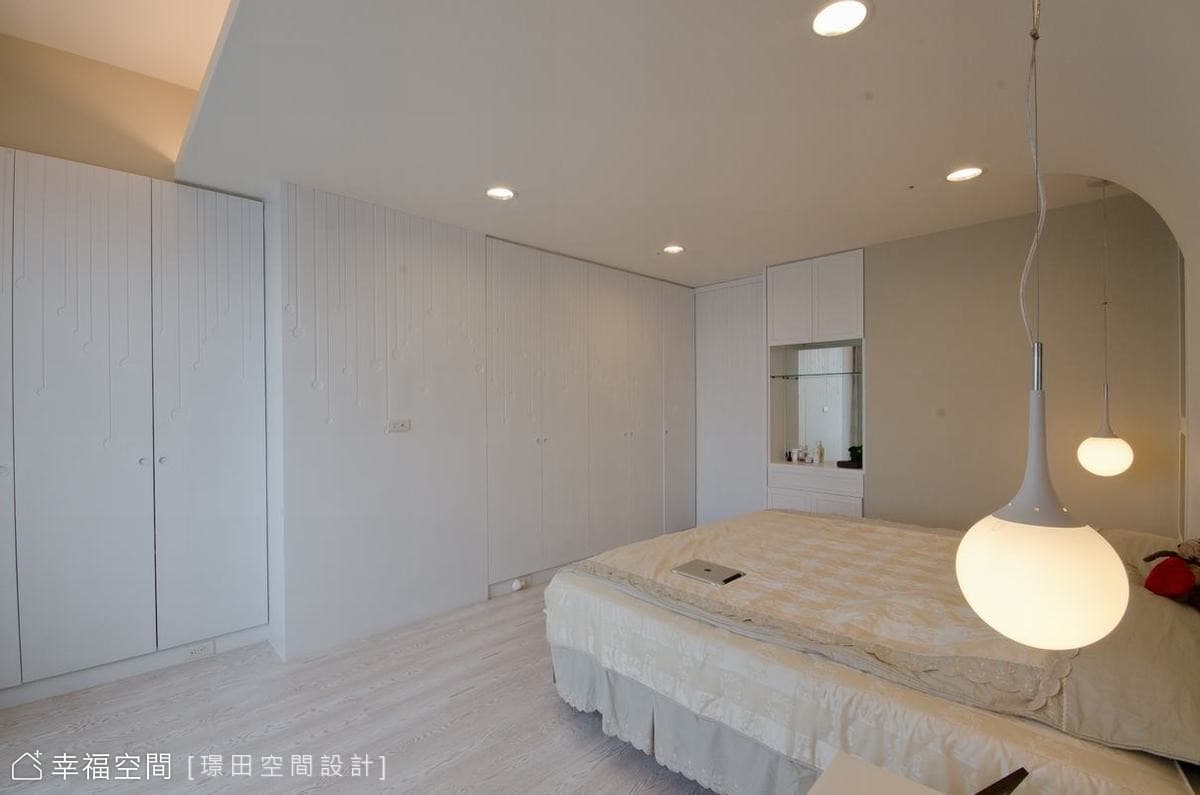 主臥床頭