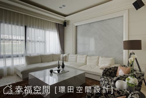 沙發背牆